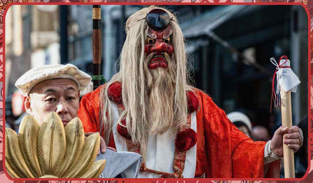 Le masque Tengu est associé aux Yokai et aux Oni. Les yokai sont des phénomènes paranormaux que l'on retrouve dans les légendes japonaises et le folklore Shinto. Il en va de même pour les Oni qui sont des démons japonais