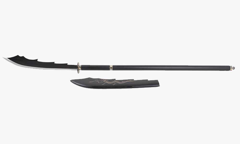 Cette arme japonaise est un naginata. C'est une longue lance japonaise utilisée comme une hallebarde. C'est l'arme des femmes samouraï: Les onna bugeisha