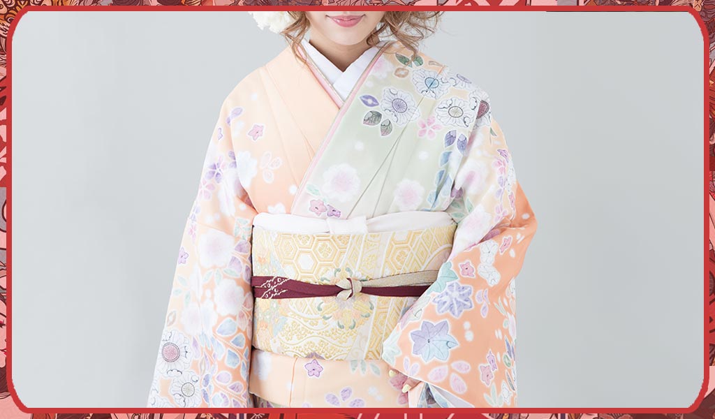 Femme portant un kimono japonais crème avec une ceinture obi et un cordon obi Musubi