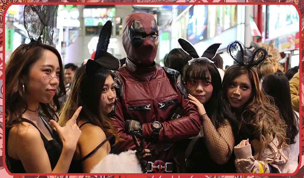 A Shibuya à Halloween au Japon: homme déguisé en Deadpool avec 4 filles déguisées en lapin noir