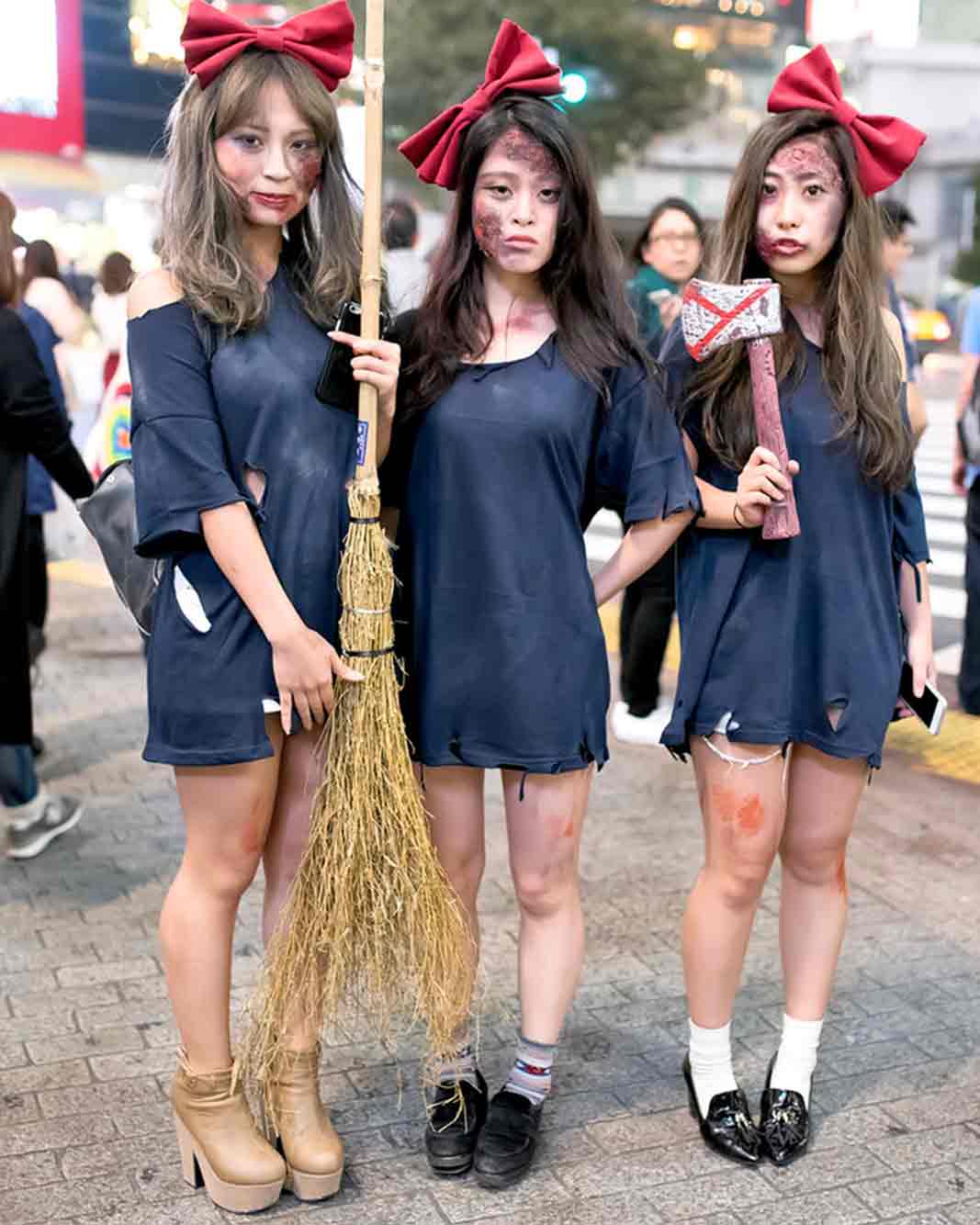 trois filles kawaii avec un déguisement sorciere japon, un t-shirt déchiré, une hache et un balai