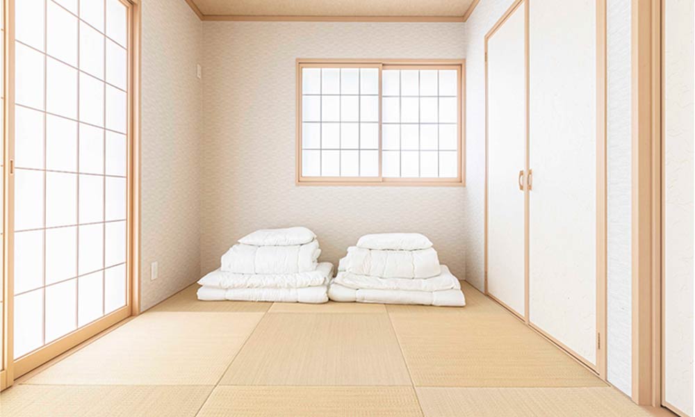 Pourquoi utiliser un tatami japonais pour dormir. Une chambre minimaliste avec deux futon, couettes et oreillers