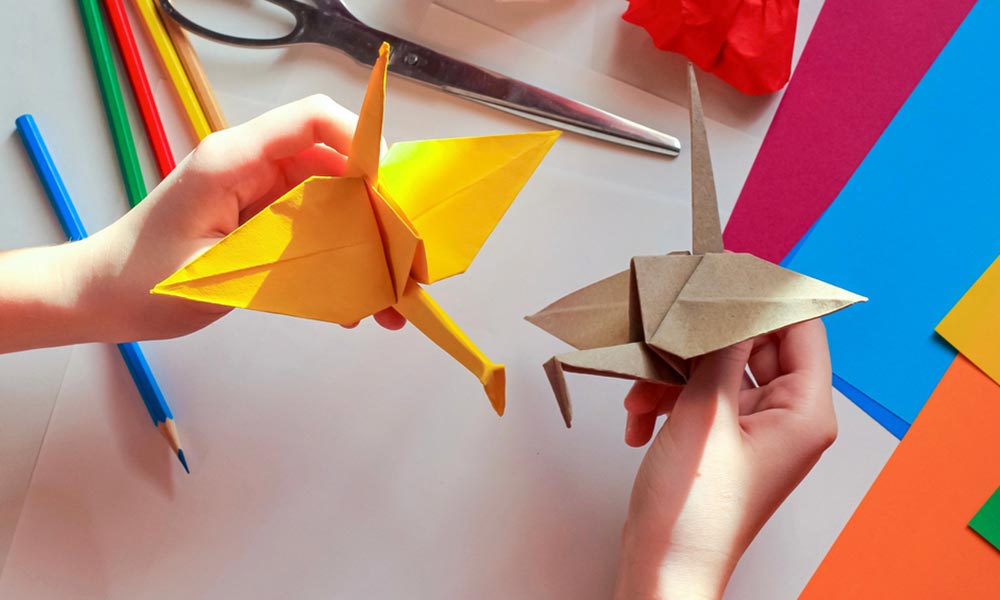 Un tuto origami grue traditionnelle avec du papier japonais de couleur jaune et vert