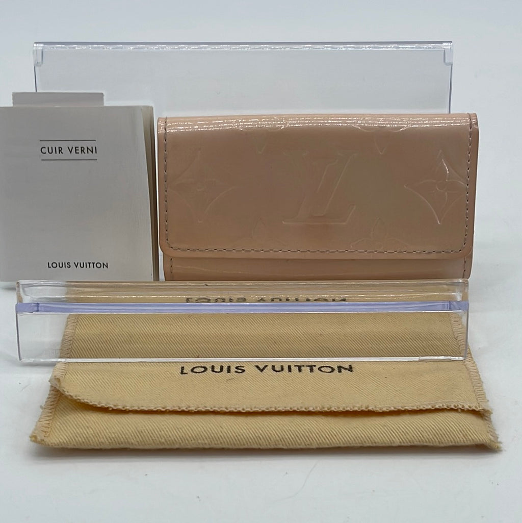 Louis Vuitton Murakami White Multicolore Key Pouch – Dina C's Fab and Funky  Consignment Boutique