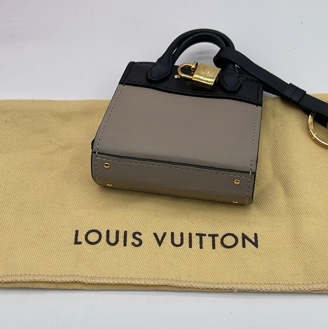 Louis Vuitton Cat Bag Charm – Dina C's Fab and Funky Consignment Boutique