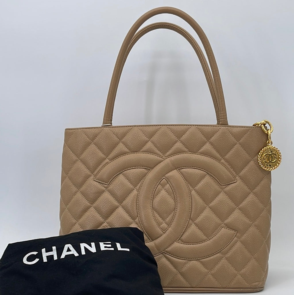 Preloved Chanel Yellow Quilted Patent Leather Medallion Tote 6518418 0 –  KimmieBBags LLC