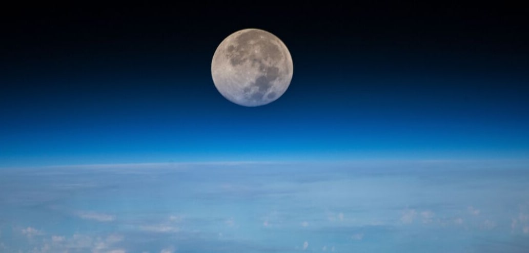 la lune depuis l'atmosphère