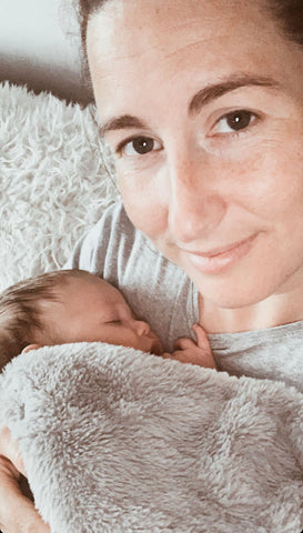 mum-holding-sleeping-newborn-smiling-at-camera-bon-and-bear