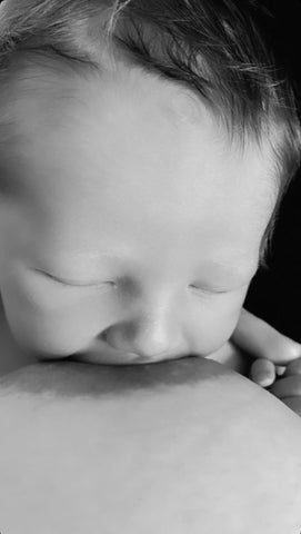newborn-baby-breastfeeding-black-and-white-bon-and-bear