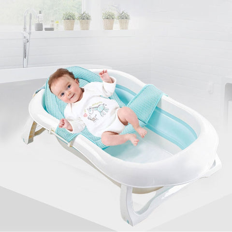 Rabb 1st est une baignoire pour bébé pliable. La baignoire pour bébé  convient aux nouveau-nés aux tout-petits et dispose d'un tapis antidérapant  et de trous de drainage. (pas de thermomètre !) 