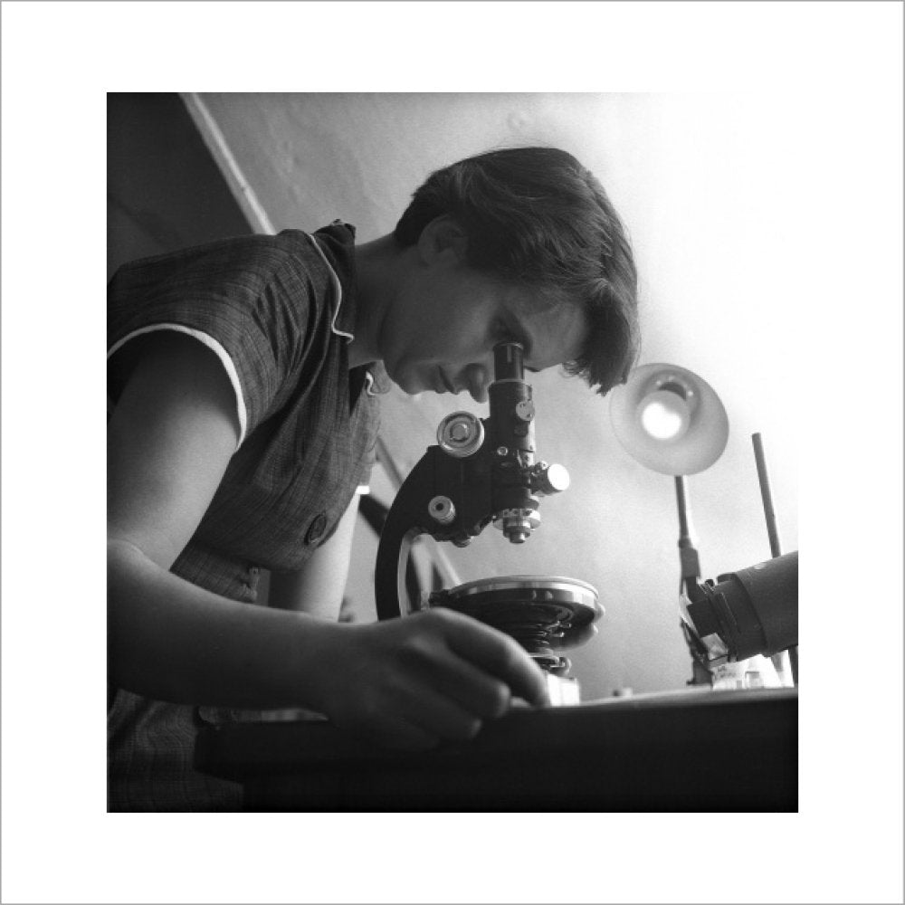 rosalind-franklin-at-work-in-a-laboratory-1954-museumoflondon-prints