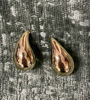 STUD EARRING TWIST TEARDROP GOLD PLATE 18 KT 1 PAIR - Mi Tienda Fancy