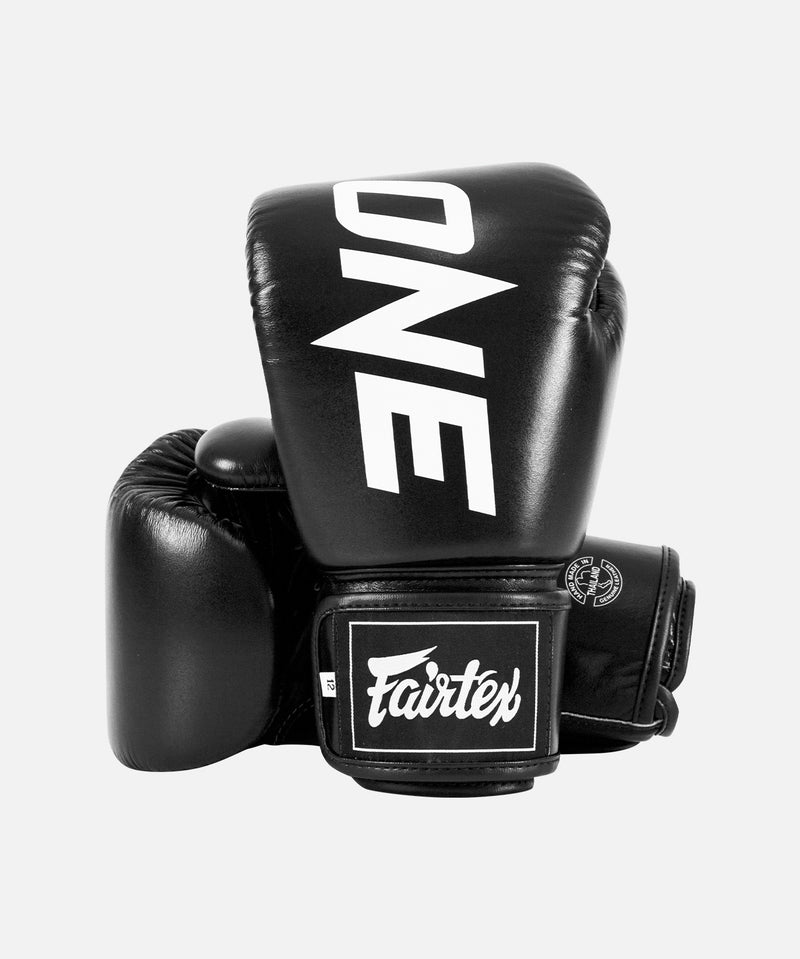 ONE x Fairtex ボクシンググローブ (ブラック)