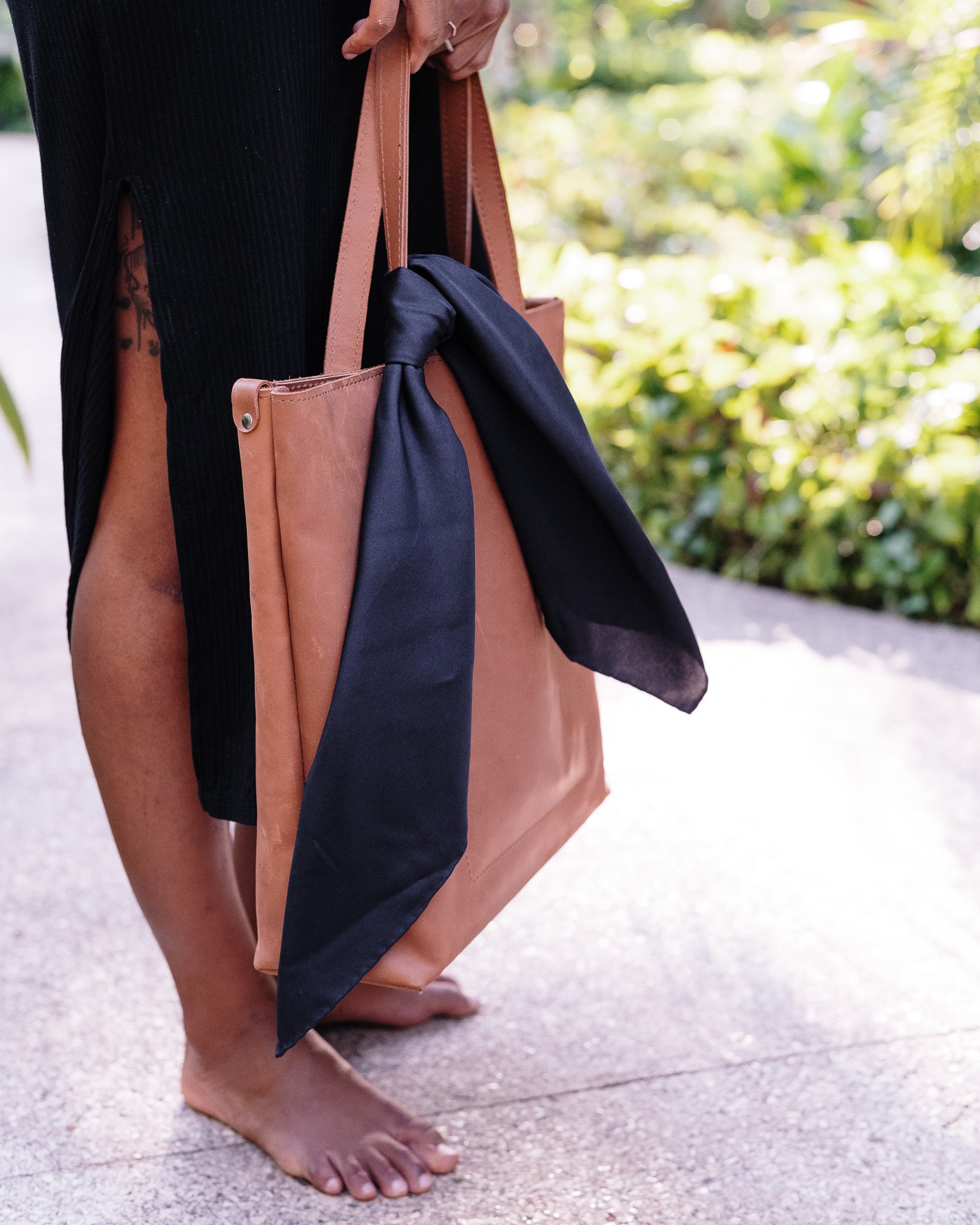 How to accessorize your bag with a scarf