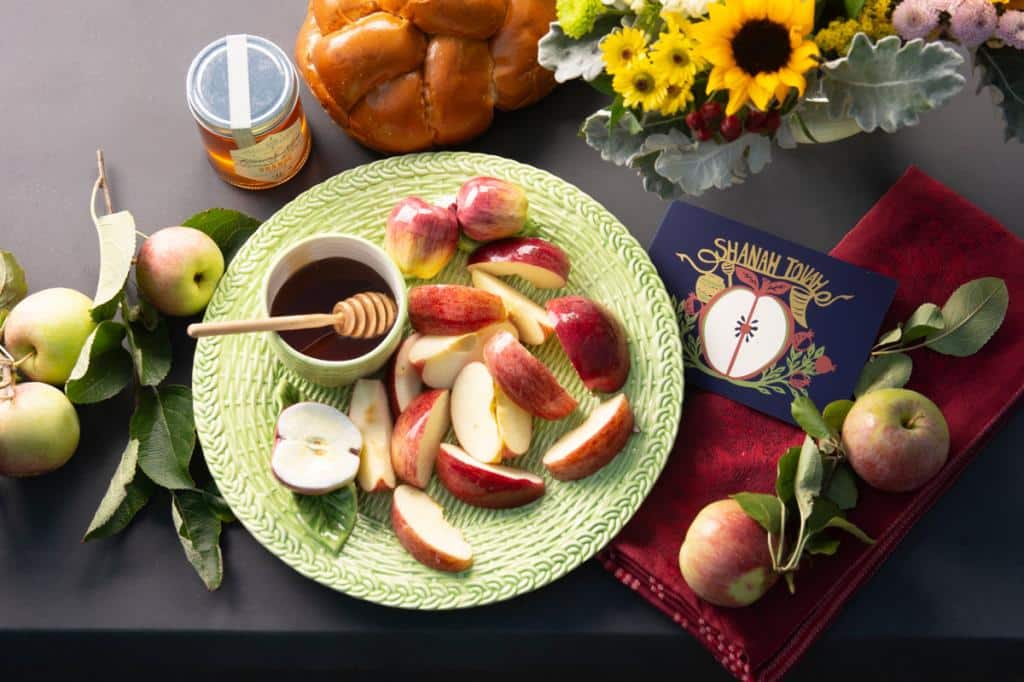 Apples and Honey: Rustic Table Decor for Rosh Hashanah Dinner