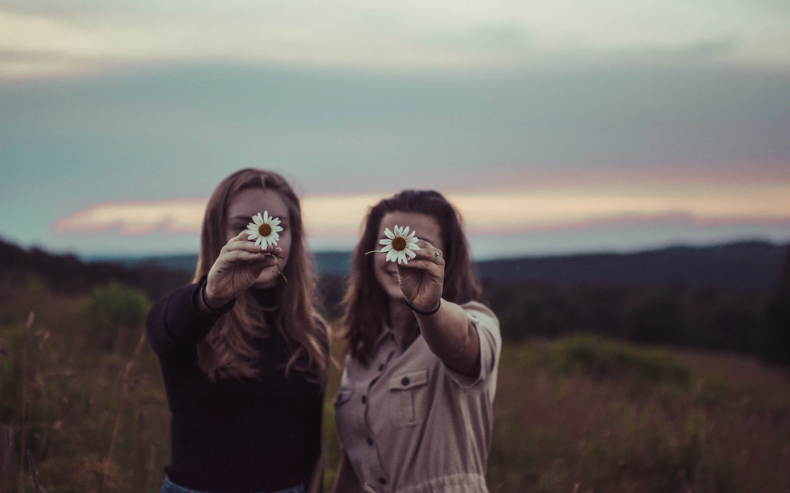 offrir une fleur a une amie