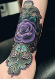 tatouage main rose violette