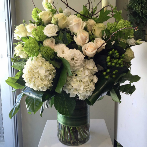 funeral fresh flowers arrangement white flowers in transparent case