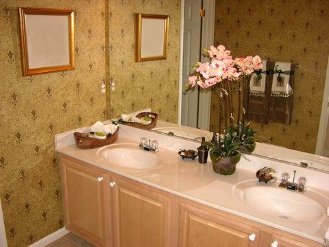 TRADITIONAL RESTROOM WITH FLOWER ARRANGEMENT