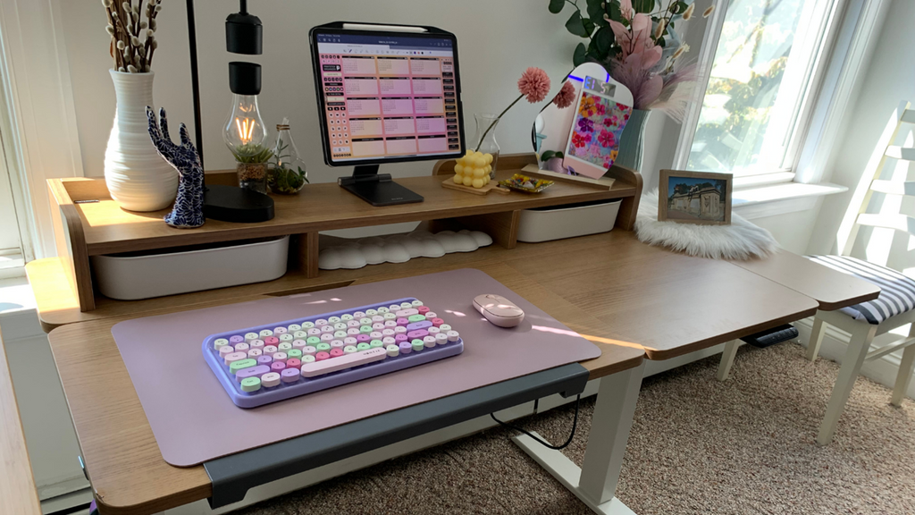 A keyboard and mouse on the Sunaofe artificer pro standing desk