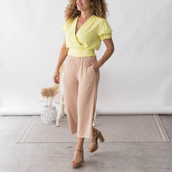 Look yellow t-shirt with beige pants