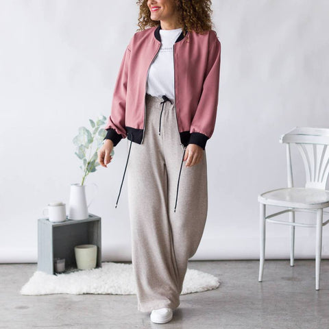 Bomber rosa con detalles negros urbano