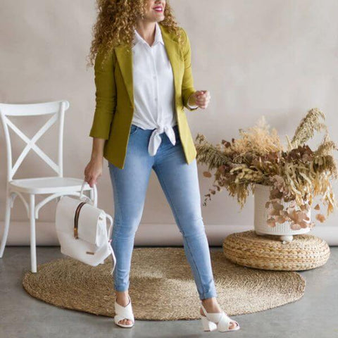 Look with white shirt, jeans and blazer