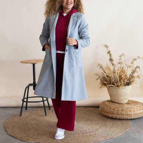 Ensemble sweat-shirt et pantalon rouge avec manteau