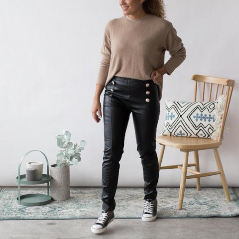 Legging noir avec sweatshirt brun mode urbaine