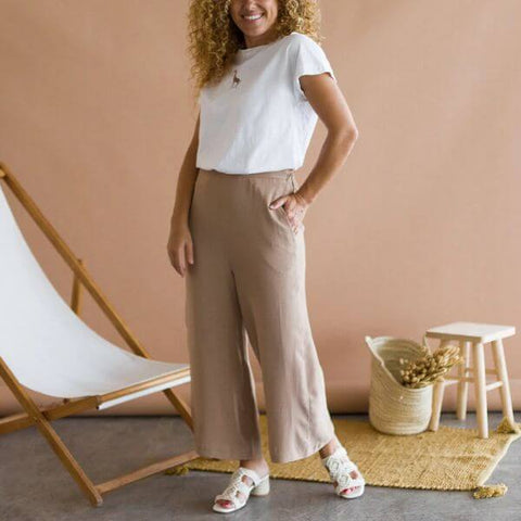 Look con pantaloni beige e maglietta bianca