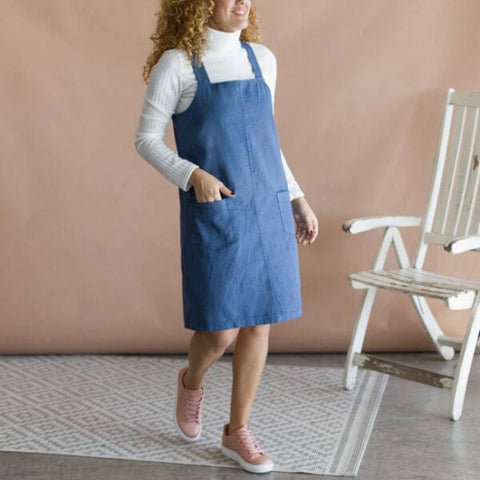 Pregnant look with denim overalls