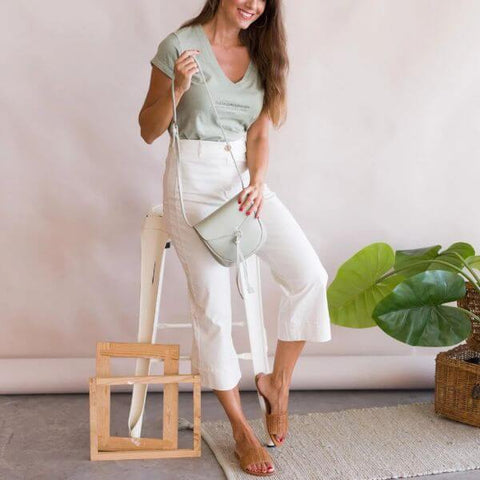 Look with wide beige pants and khaki t-shirt