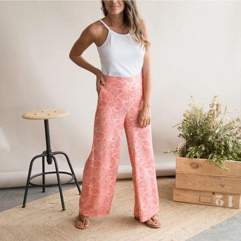 Look with wide printed pants