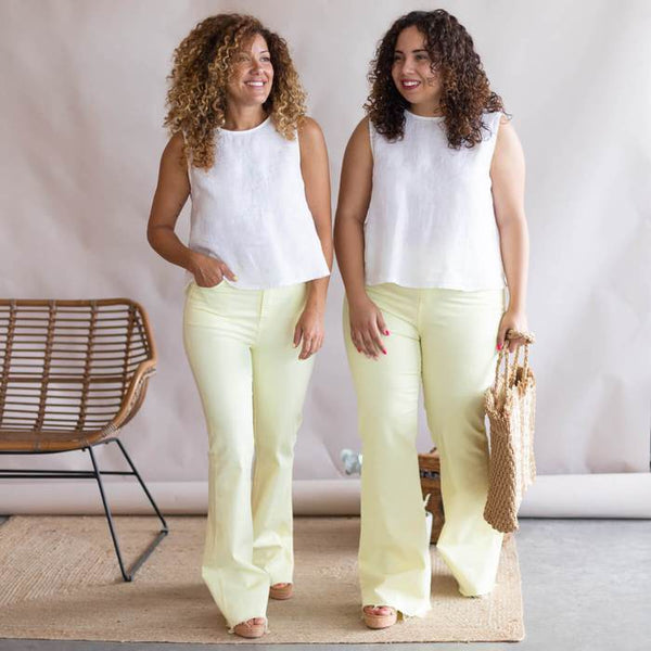 Look with bell bottoms with white t-shirt and raffia bag