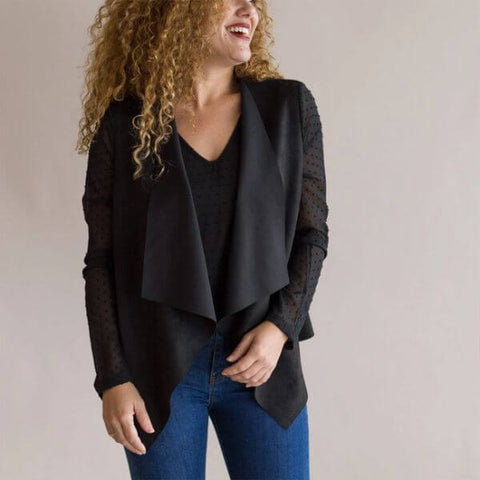 Pantalón azul marino combinado con ropa negra