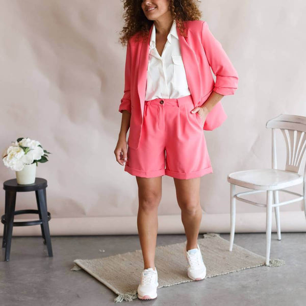 Look pantalón rosa y blazer a juego