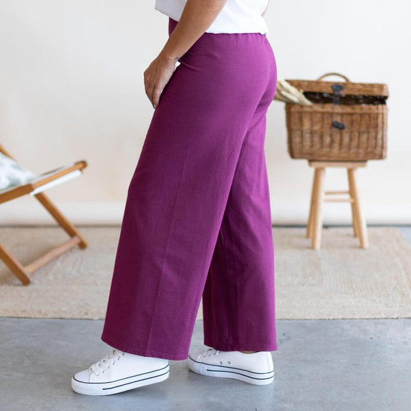Look pantaloni in maglia viola con snekaers