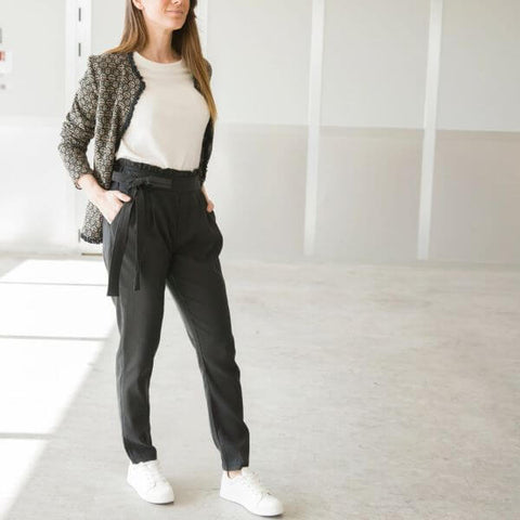 Look pantalón fluido con zapatillas blanca