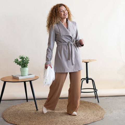 Pantaloni marroni con cappotto gessato grigio