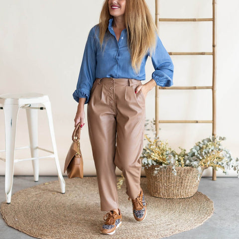 María Pombo: su pantalón marrón de Zara arrasa entre las mujeres de más de  50