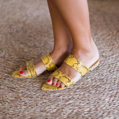Sandali con stampa senape
