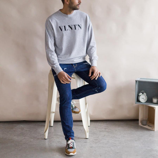 Gray sweatshirt look with jeans and sneakers