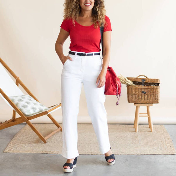 Look camiseta roja con pantalón blanco