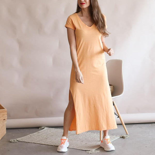 Look long orange dress with sneakers