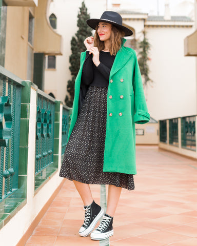 Vestido de largo midi con estampado y abrigo de color verde