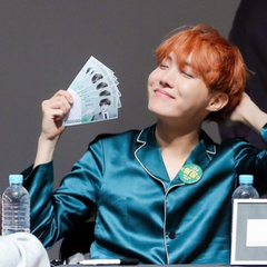 J-Hope avec des billets