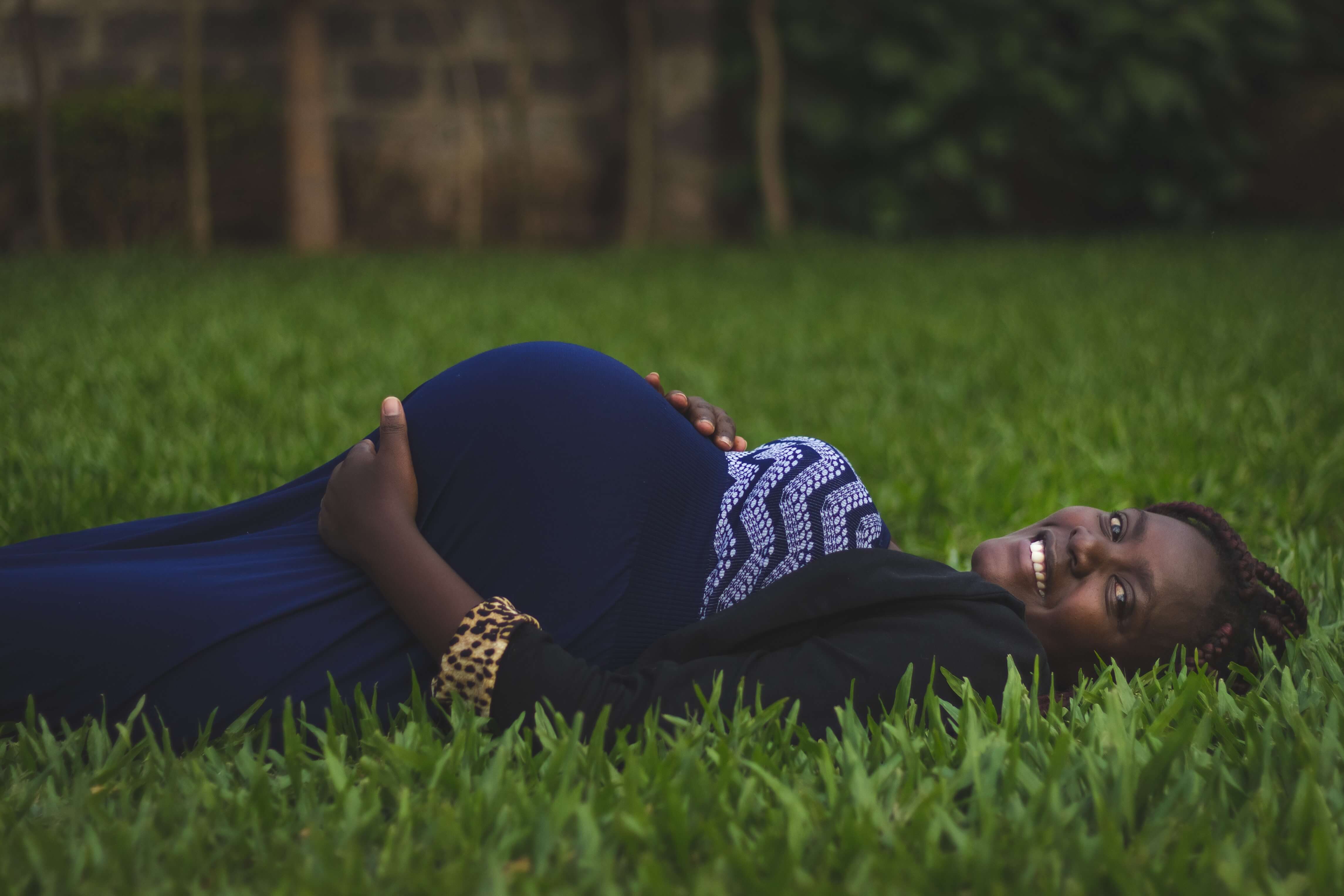 Девушка забеременела видео. Беременные девочки. Беременные женщины Африки.