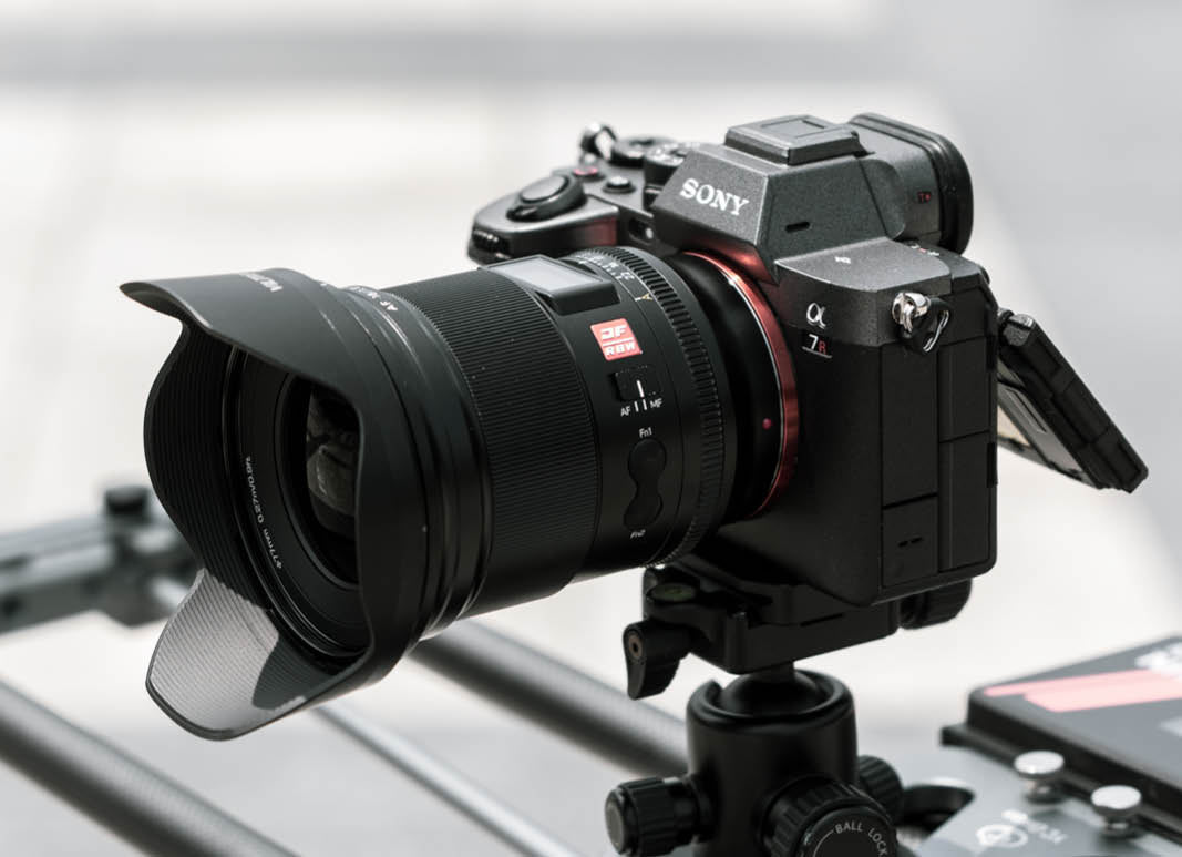 Objektiv AF 16mm F/1.8 FE mit Sony E-Mount von Rollei