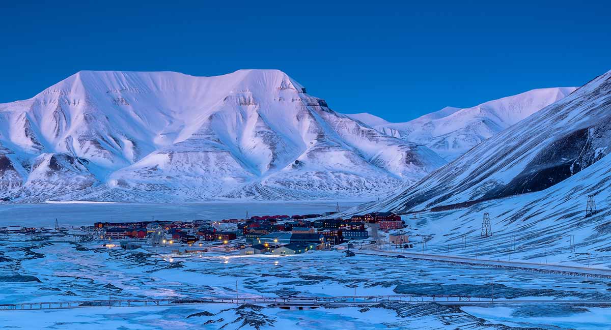 Arktisreise Berg Hiorthfjellet bei Nacht