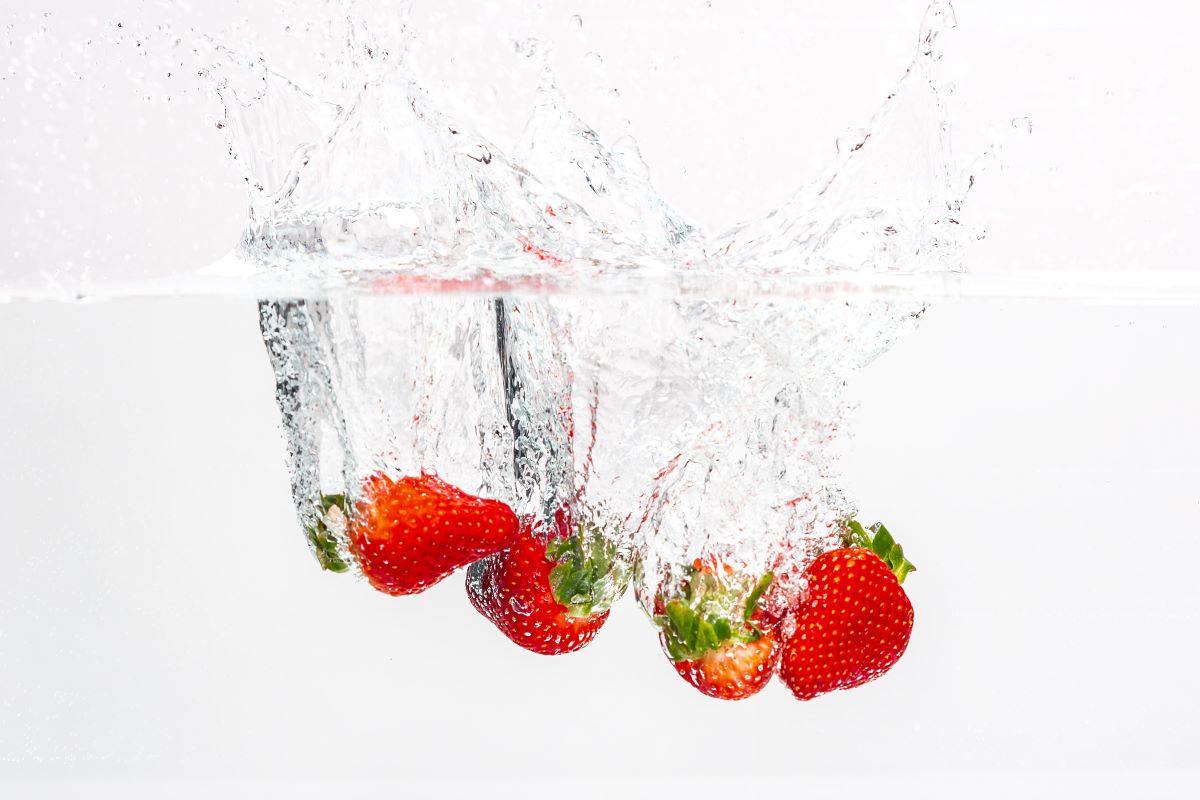 Highspeed Fotografie Erdbeeren im Wasser